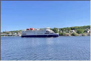 Cruise ship stops in Houghton