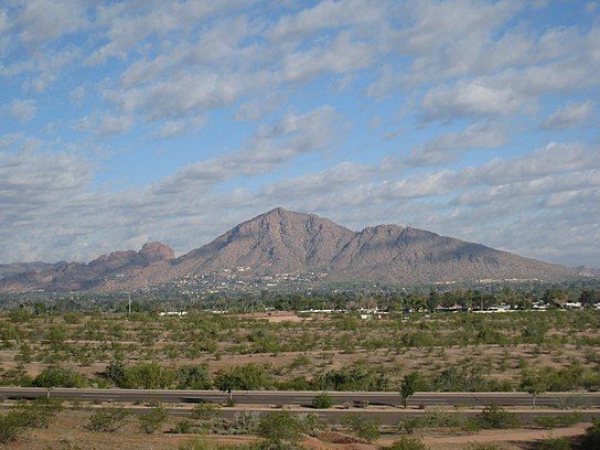 https://upload.wikimedia.org/wikipedia/commons/thumb/a/a9/Camelback_Mountain_2.jpg/544px-Camelback_Mountain_2.jpg