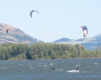 Kite surfers on the Columbia